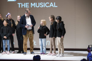 Teaterchef Joachim Thibblin intervjuar tre flickor som ska spela huvudrollen Matilda