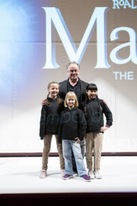 Regissör Markus Virta kramar om de tre flickorna som ska spela Matilda