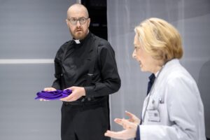 Niklas Åkerfelt som präst och Anna Hultin som Läkaren Ruth Wolff