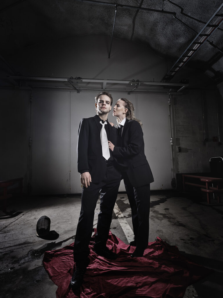 Jesper Fransson som Hamlet och Sonia Haga som Ofelia