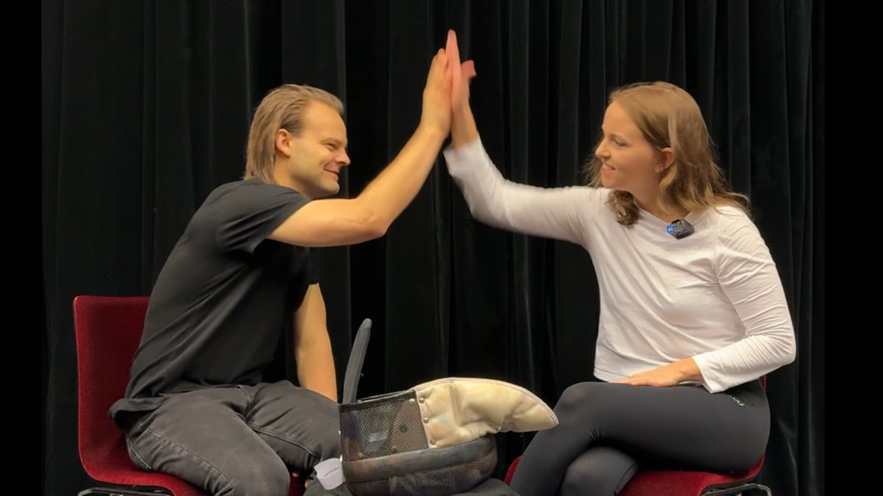 Jesper Fransson (Hamlet) och Sonia Haga (Ofelia) svarar lekfullt på frågor från masken!