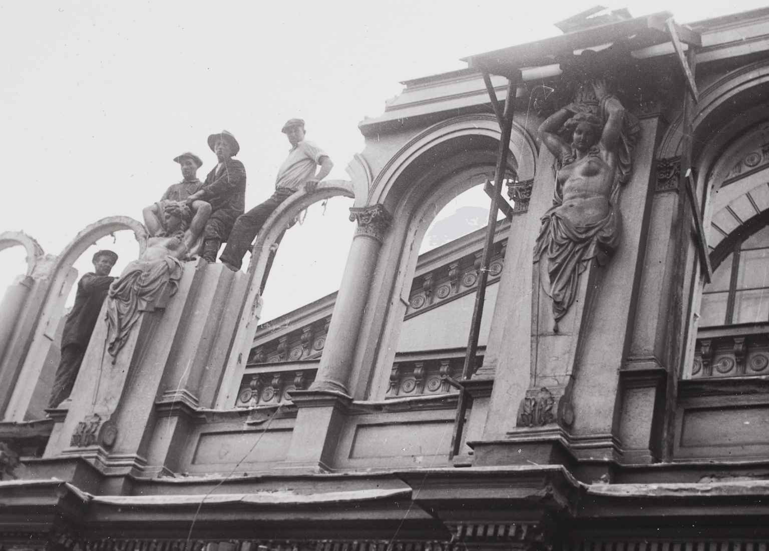 Karyatiderna flyttades från Svenska Teatern till Söderlångvik gård i samband med renoveringen på 1930-talet.