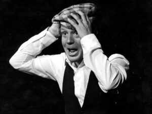 Skådespelaren och regissören Sven Sid har regisserat ett otal succéer på Svenska Teatern. Sid fyller 80 år och nyligen utkom också boken ”Sidor om Sid”. En sida som inte alla känner till är också vilken begåvad kompositör han är. På Svenska Teatern vill vi hylla Sven Sid, skådespelaren, regissören och kompositören med med bilder, trailers och minnen från en lysande karriär. Vilka föreställningar minns du? Grattis Sven!