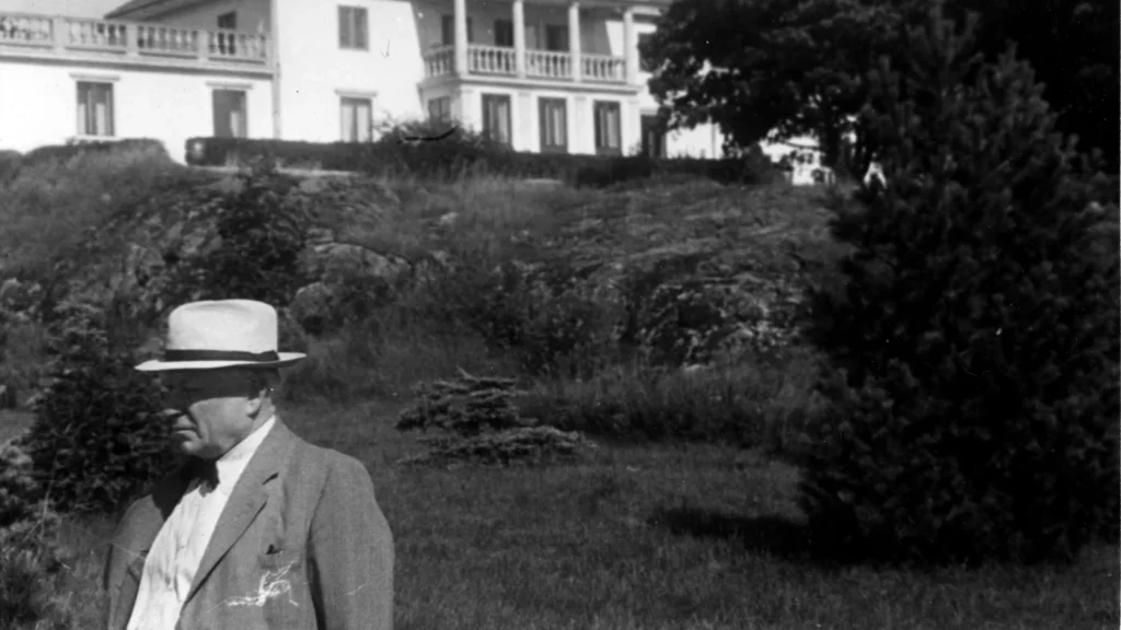 Amos Anderson står framför sitt vackra hus på Söderlångvik gård