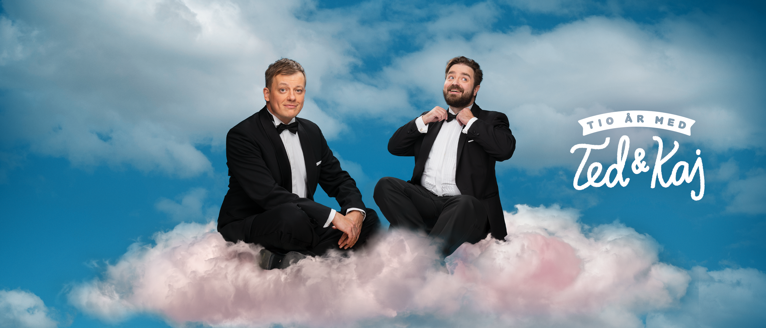 Ted och Kaj ikädda svarta smokingar, sitter på ett fluffigt rosa moln mot en klarblå himmel med vita molntussar. Kaj sitter med benen i kors och händerna på knäna, medan Ted justerar sin fluga.