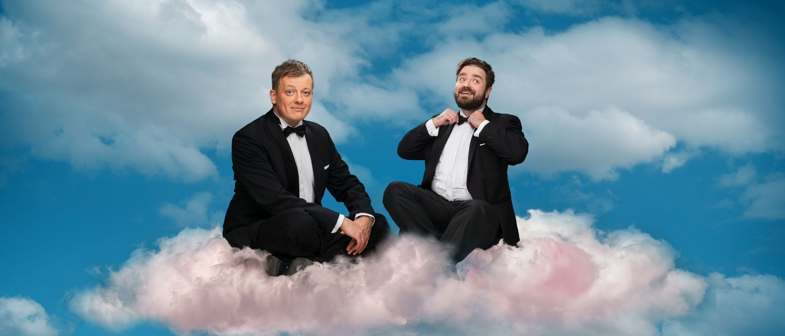 Ted och Kaj ikädda svarta smokingar, sitter på ett fluffigt rosa moln mot en klarblå himmel med vita molntussar. Kaj sitter med benen i kors och händerna på knäna, medan Ted justerar sin fluga.
