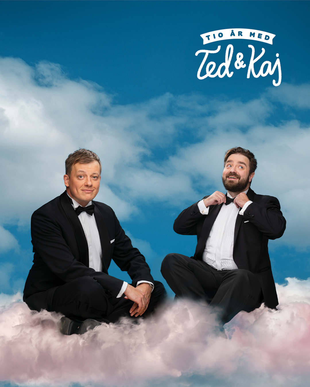 Ted och Kaj ikädda svarta smokingar, sitter på ett fluffigt rosa moln mot en klarblå himmel med vita molntussar. Kaj sitter med benen i kors och händerna på knäna, medan Ted justerar sin fluga.