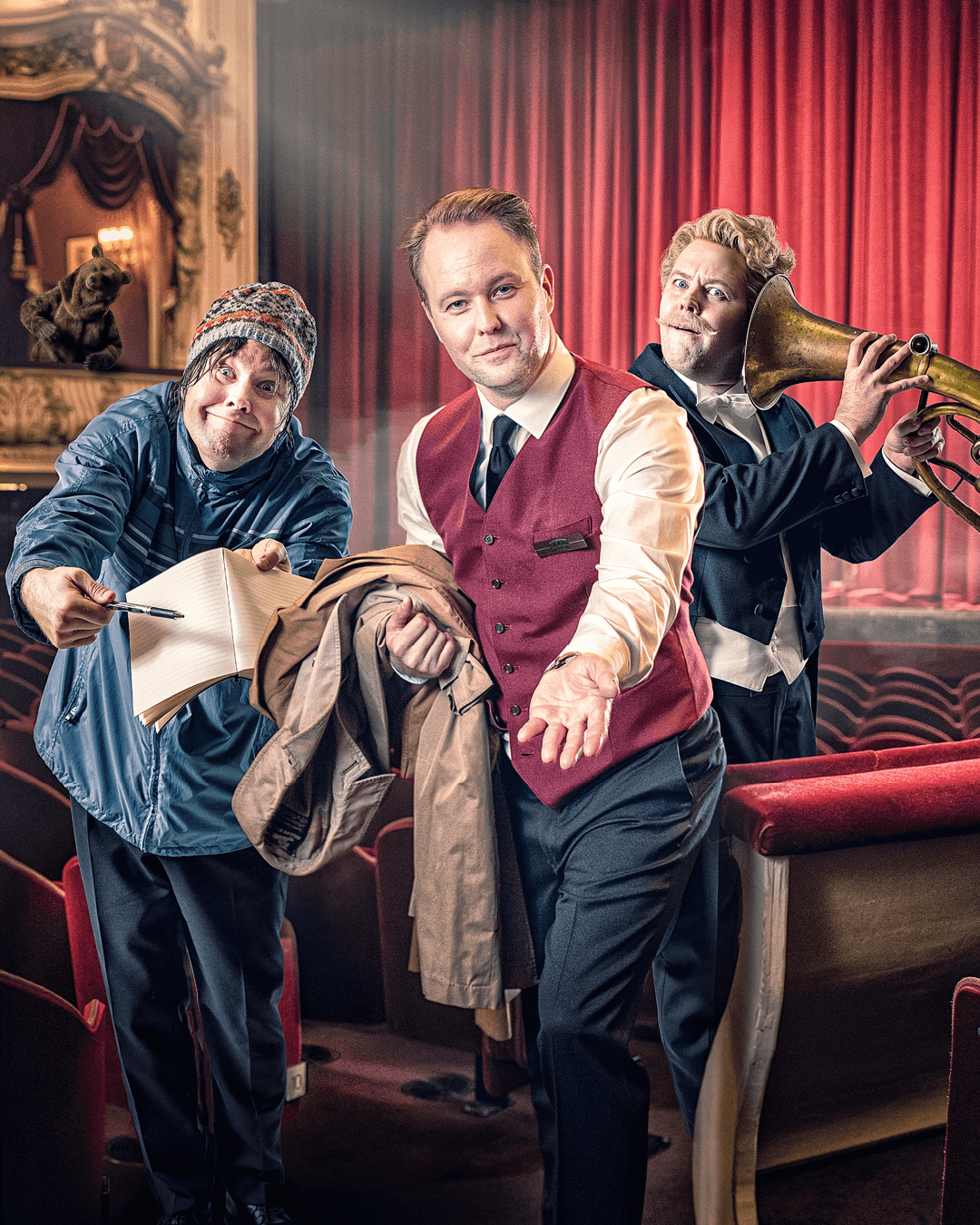 Näyttelijä Dennis Nylund kolmena eri henkilönä teatterisalissa, jossa on punainen esirippu: nimikirjoitusmetsästäjä muistilehtiön kanssa, saliemäntä punaisessa liivissä ojentamassa kättään ja muusikko, jolla on suuri messinkisoitin korvaa vasten. Taustalla näkyy karhu.