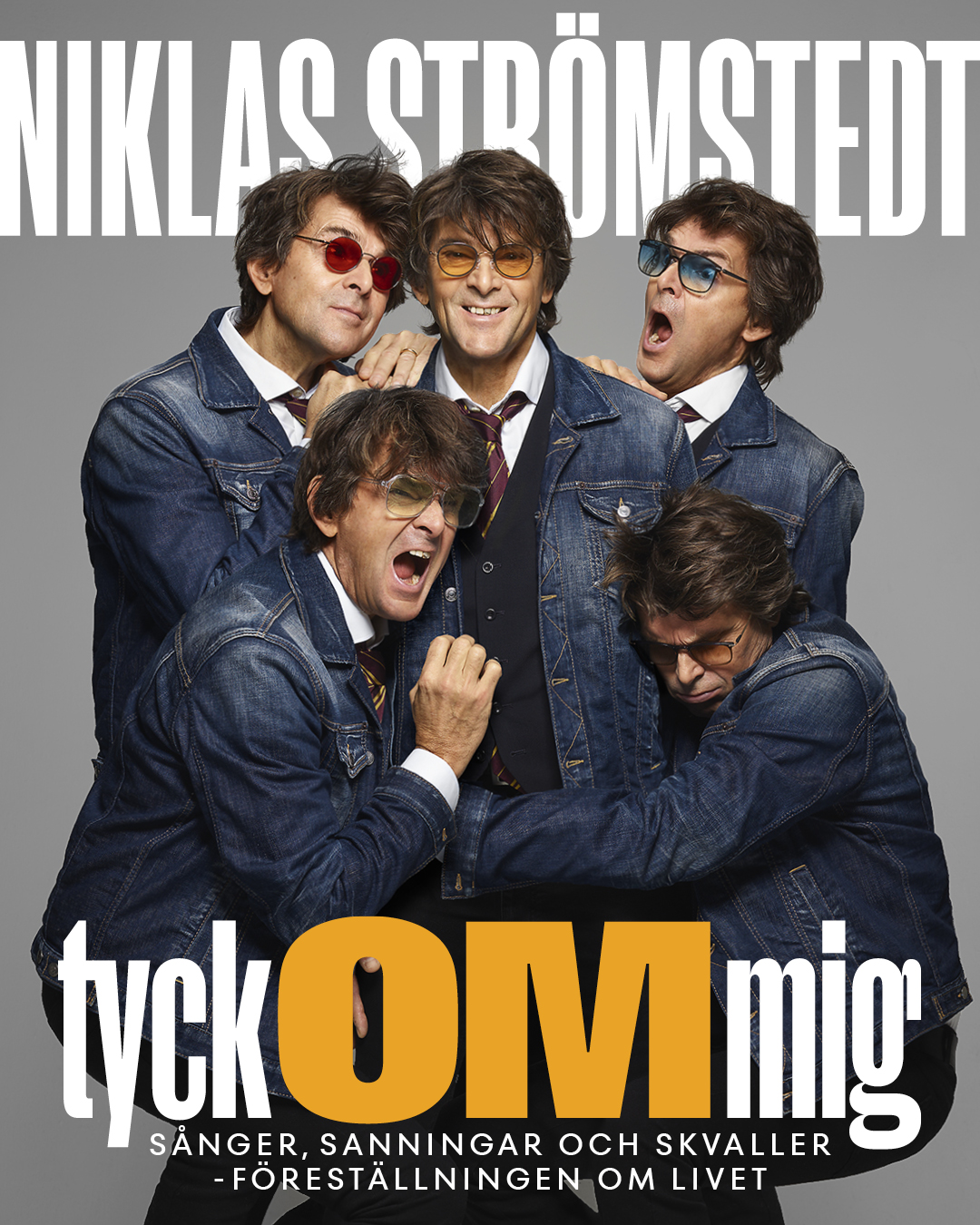 Niklas Strömstedt som fem personer. De är klädda i jeansjackor står och sitter tätt tillsammans mot en ljus bakgrund.