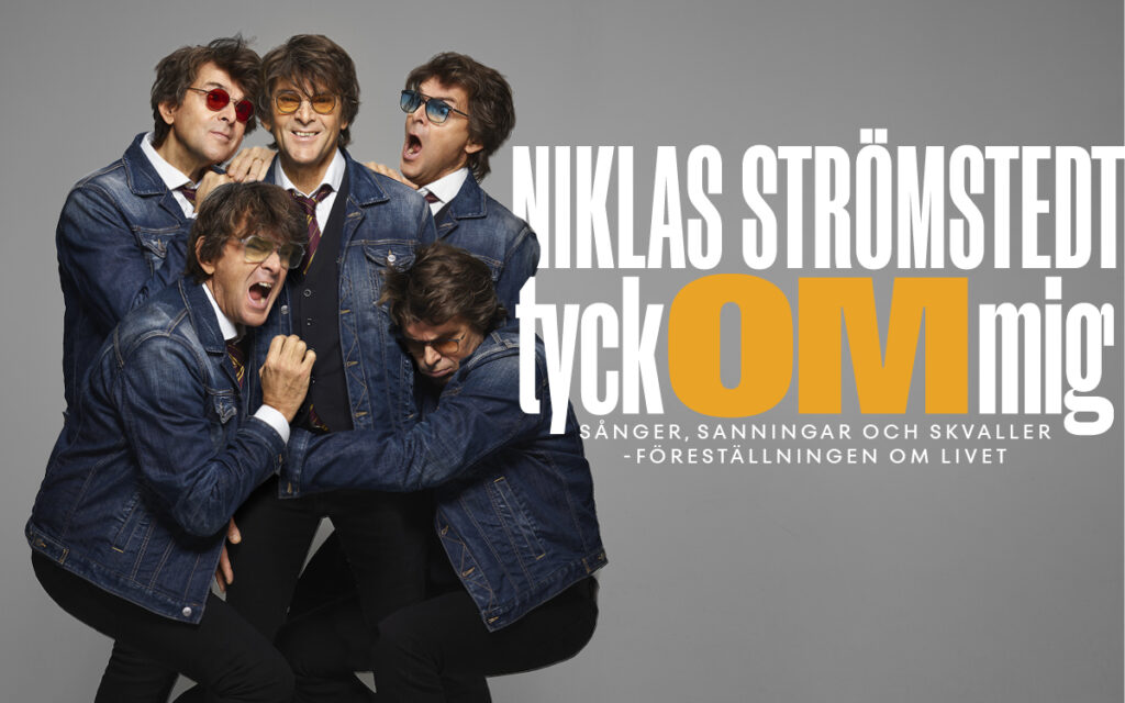 Niklas Strömstedt som fem personer. De är klädda i jeansjackor står och sitter tätt tillsammans mot en ljus bakgrund.