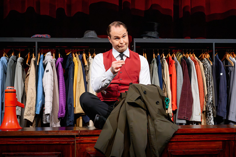 ”Dennis Nylund gör en imponerande skådespelarprestation där han bollar alla sina olika roller” HBL