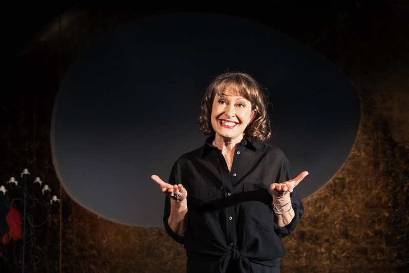 Anna Hultins Är det hett här? spelas på finska i höst