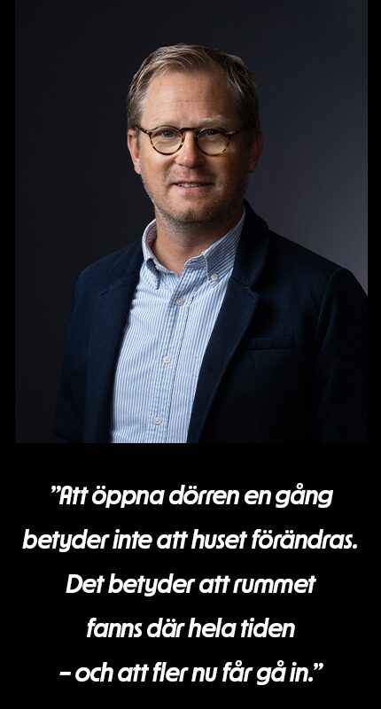 Teaterchef Joachim thibblin i blå skjorta och kavaj